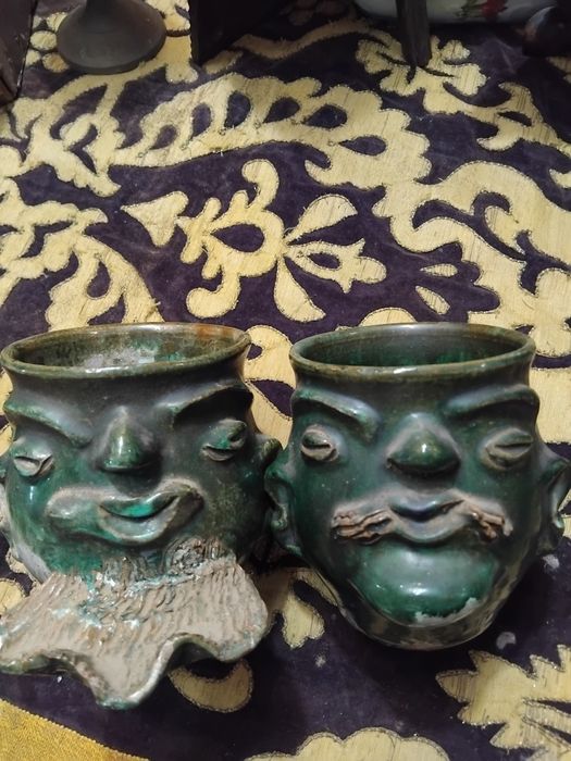 Par de canecas figuras  antropomorficas em cerâmica  vidrada