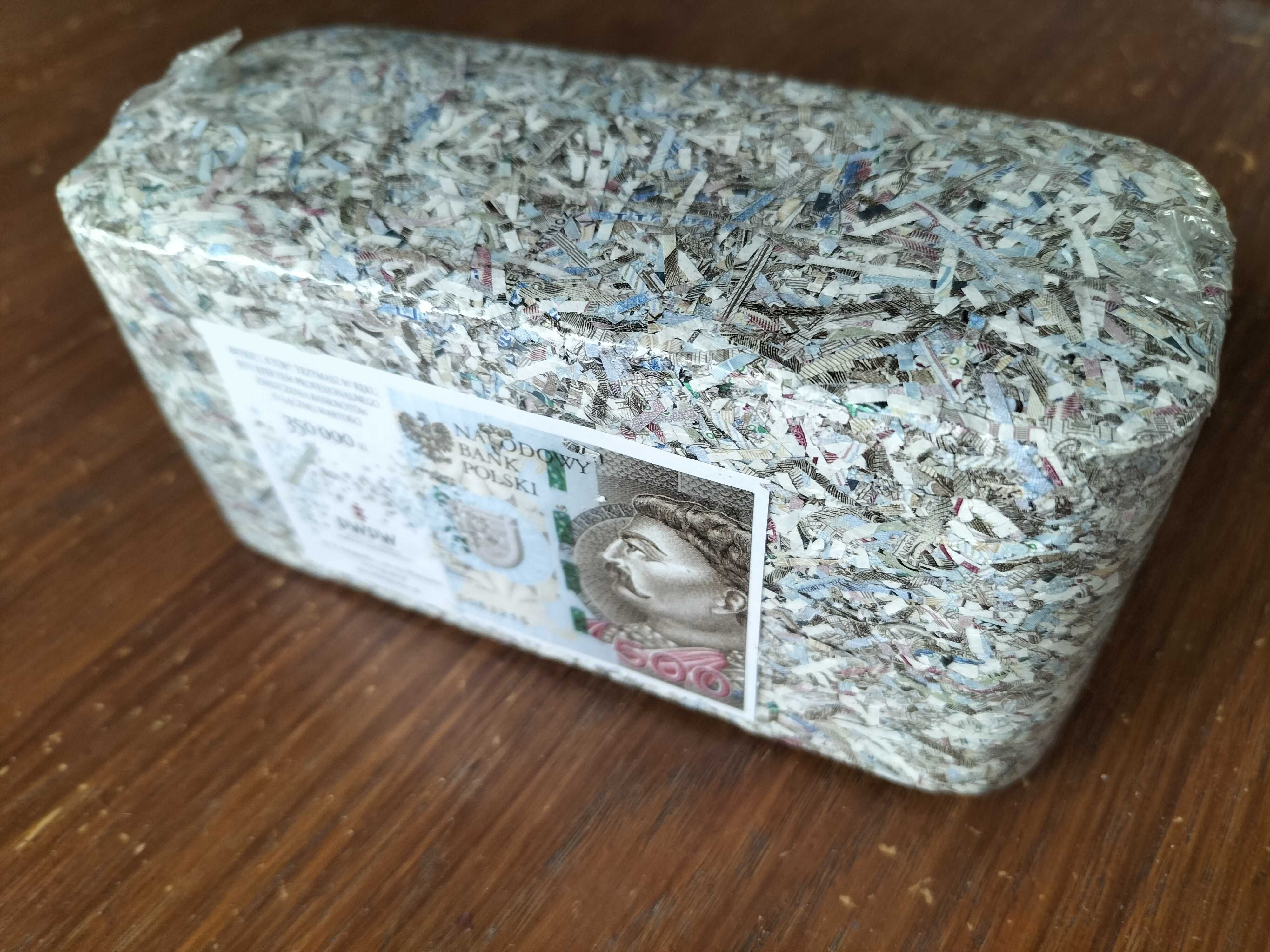 Prezent BRYKIET - zniszczone banknoty o wartości 350000 zł