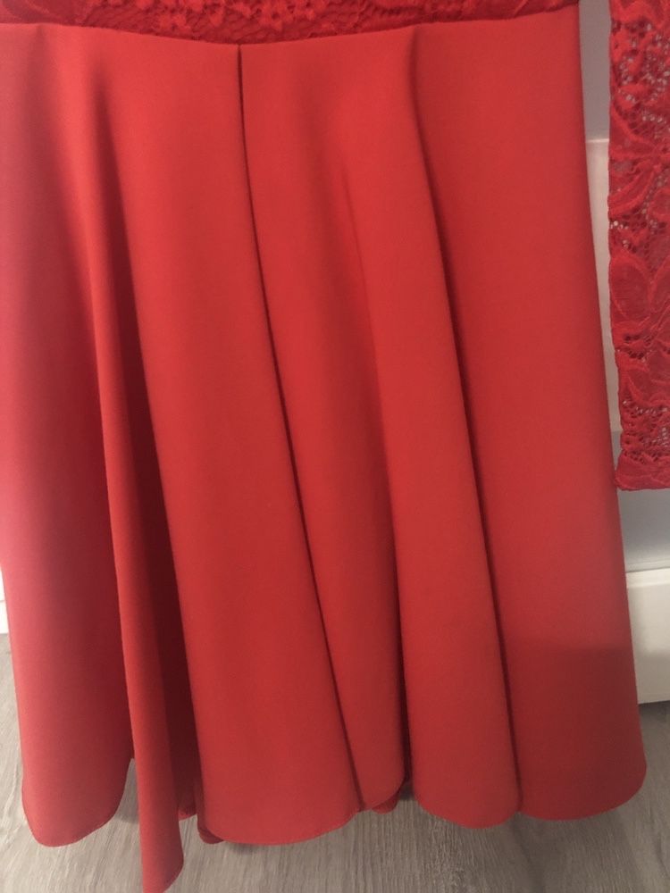 Sukienka czerwona z koronka  34
