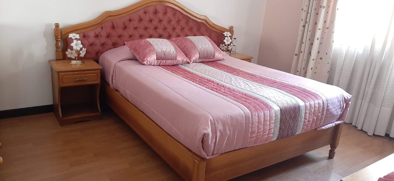 Conjunto de quarto. Cama e cómoda