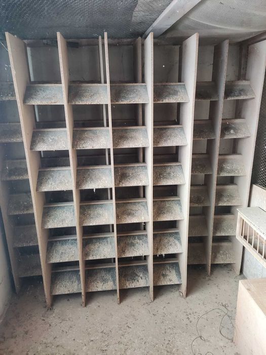 Siodełka spoczynkowe dla gołębi i inne akcesoria do gołębnika