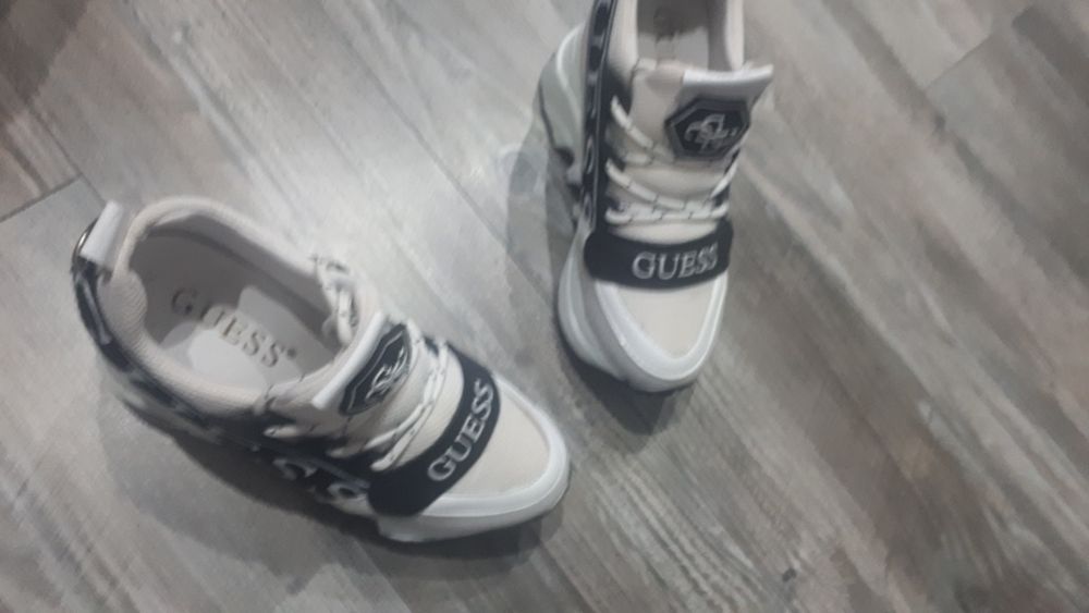 Sneakersy buty na koturnie Guess 35