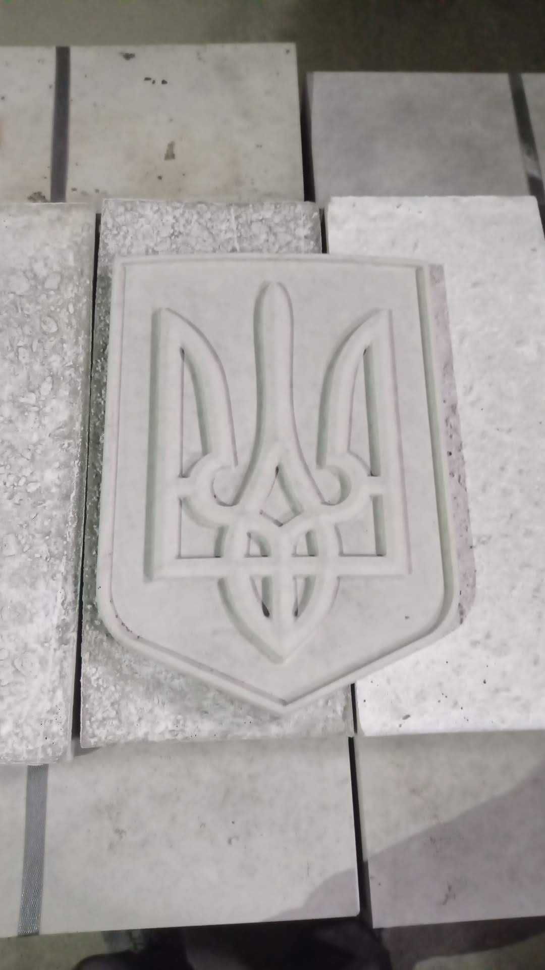Литой герб Украины