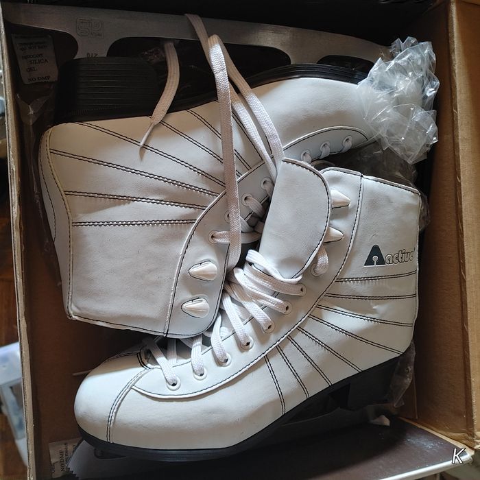 Ковзани Activia (коньки)