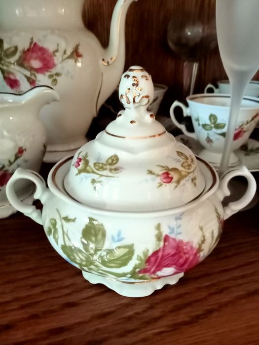 Serwis kawowy Wawel porcelanowy pozłacany 12 osób