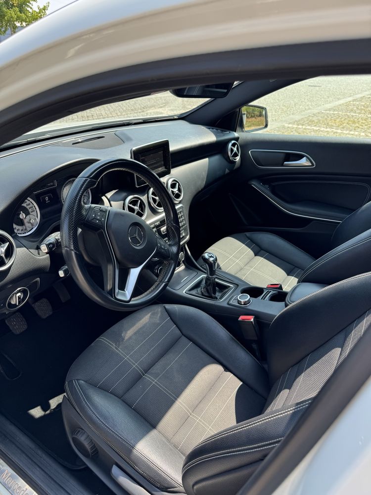 Mercedes A200 teto panorâmico