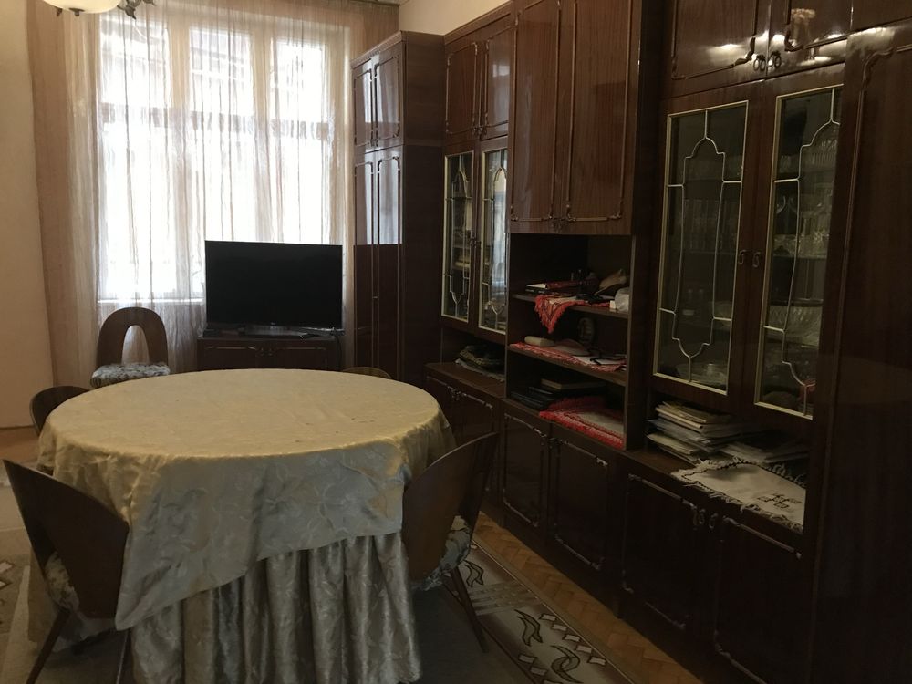 Продам стінку б/в 4,5м  та тумбу під телевізор..Самовивіз.