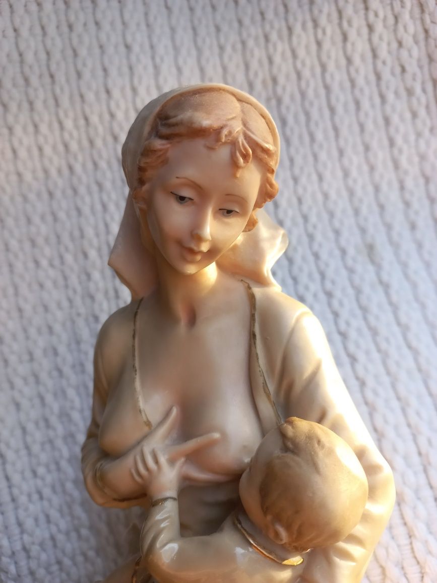 Estatueta "Mãe amamentando o filho" em marfinite