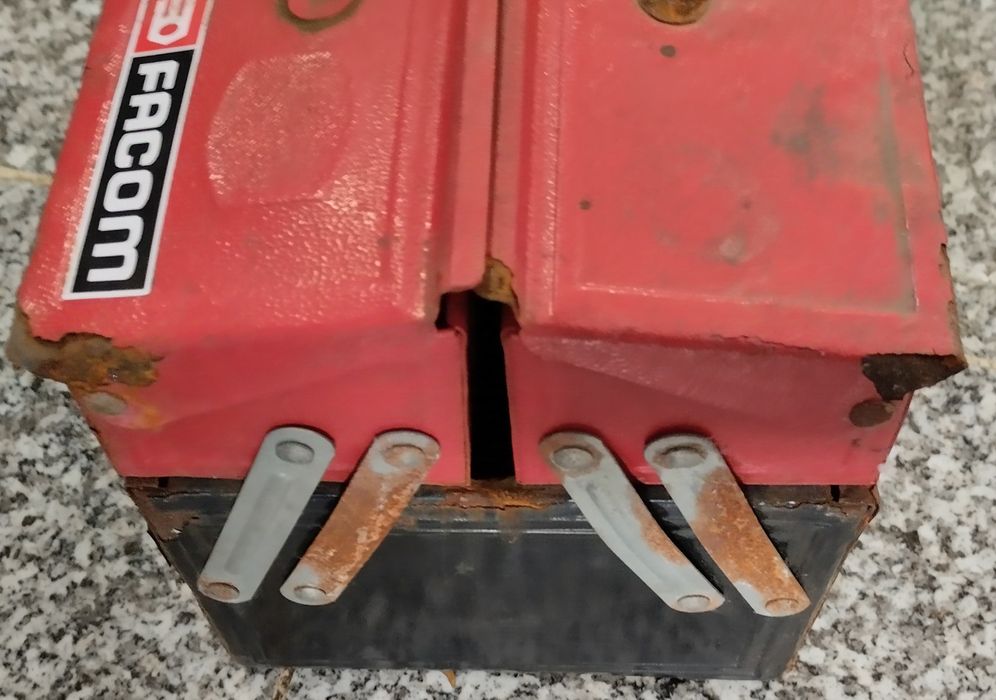 2 caixas de ferramentas da marca facom sem ferramentas
