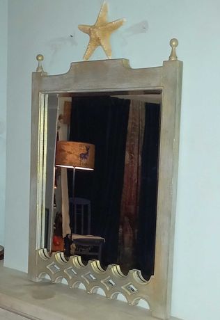 Lindo espelho biselado, em madeira, com pátina de cera dourada.