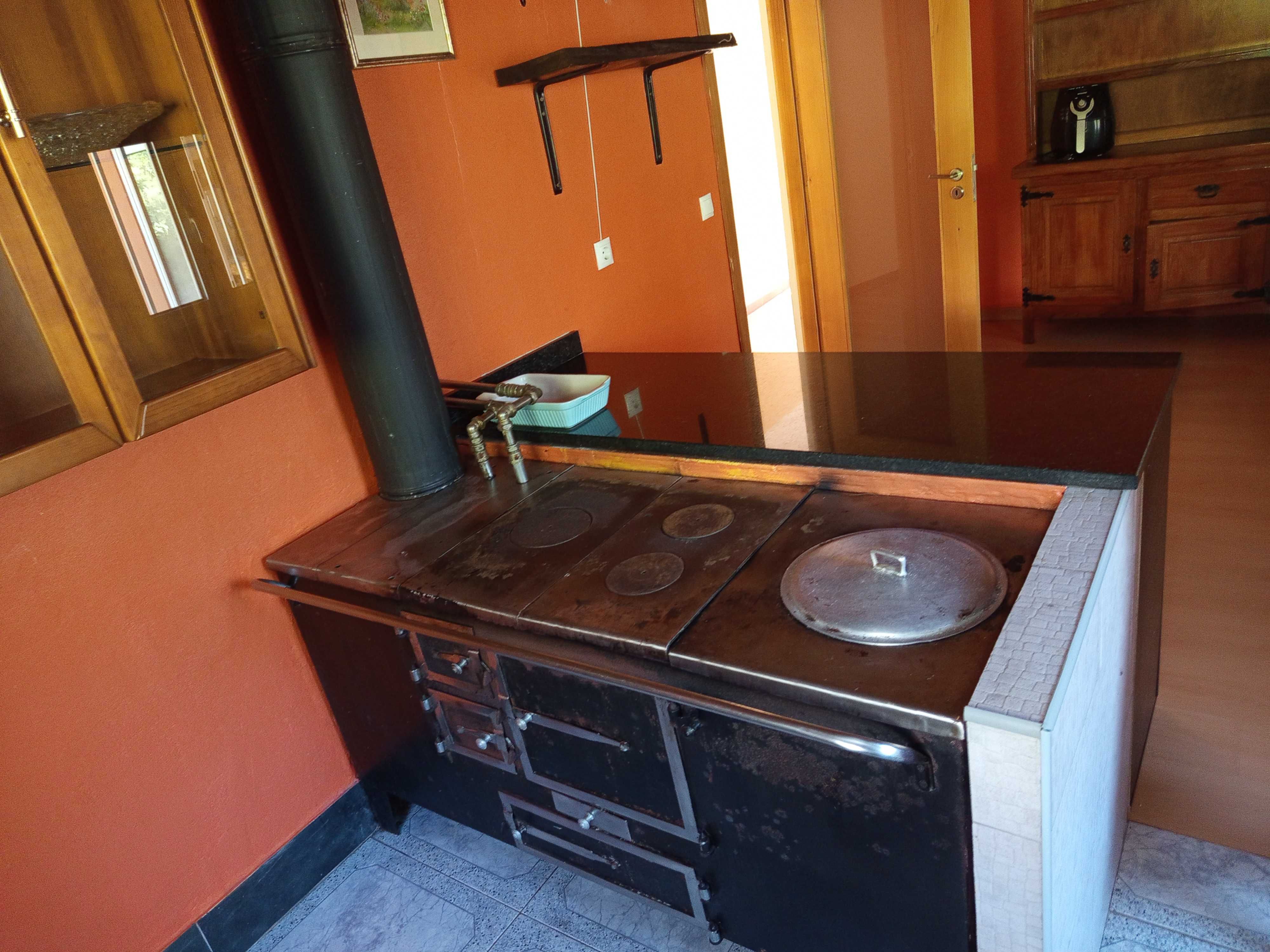Quinta de 1 hectare com T3 remodelado+anexo e currais de pedra