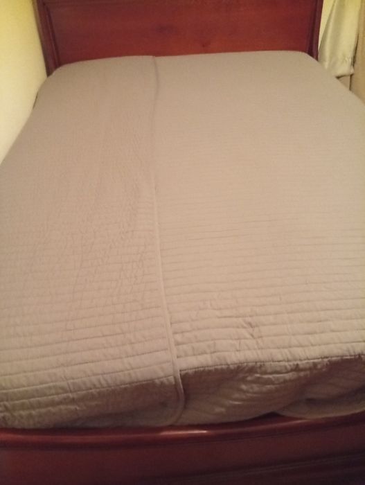 Cama de casal em madeira