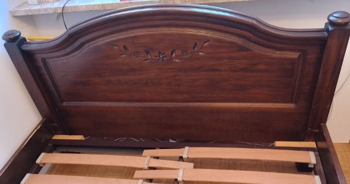 Łóżko dębowe z dwiema szafkami – solidne i eleganckie!
