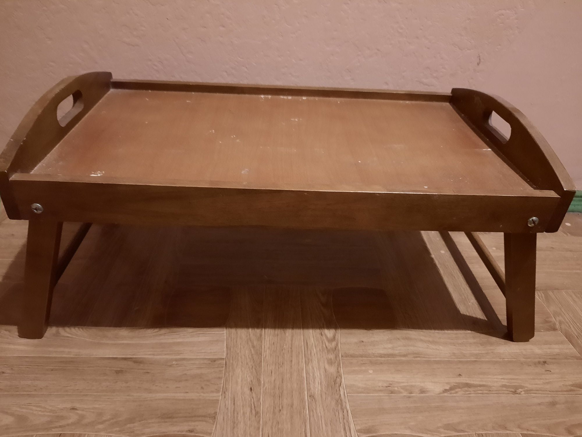 Деревянный столик на ножках