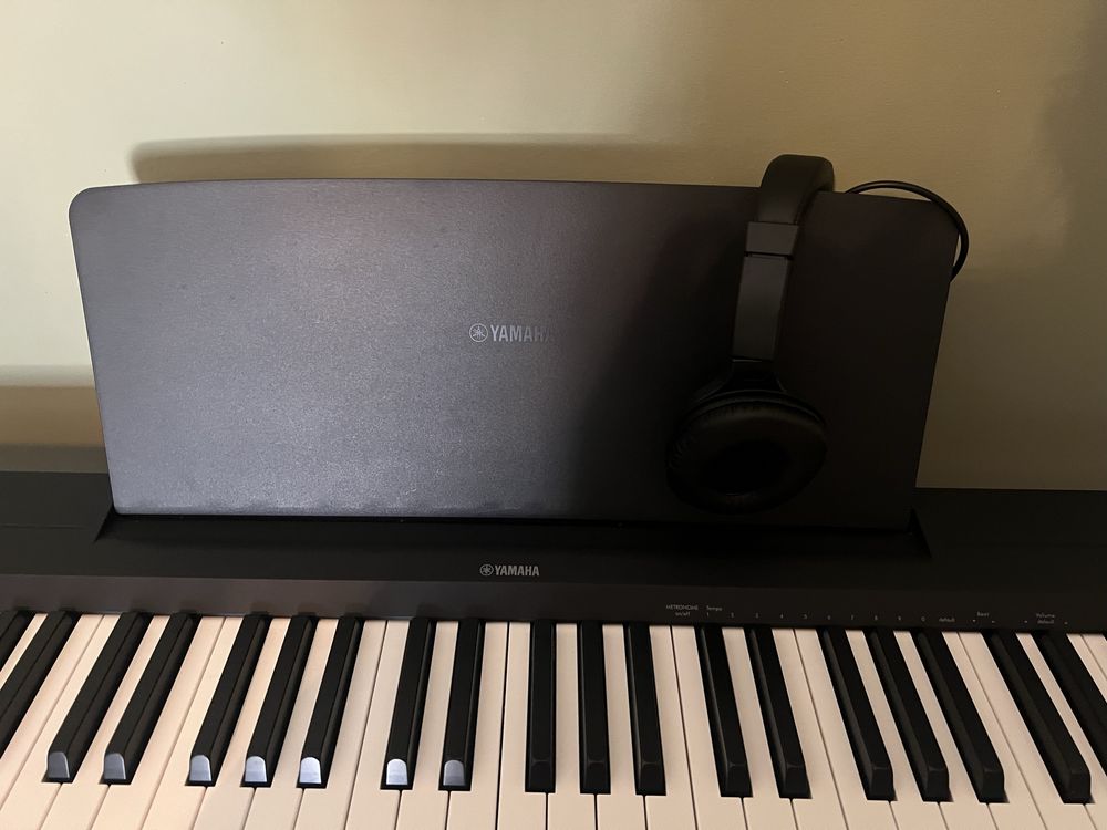 Piano digital Yamaha P-145 em excelente estado.