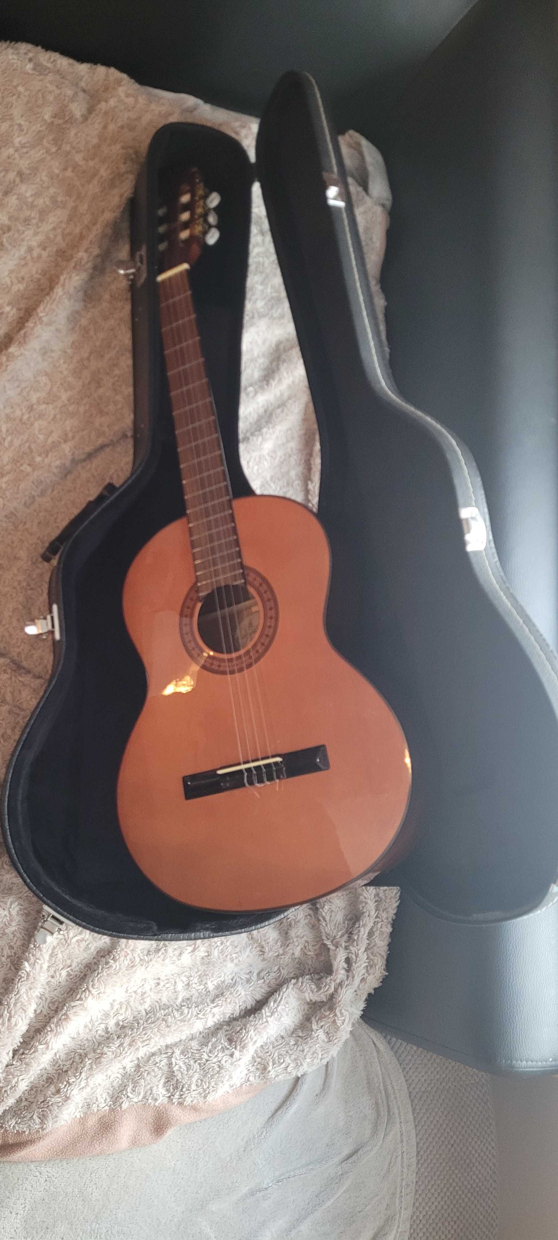 Profesjonalny futerał na gitarę plus gitara