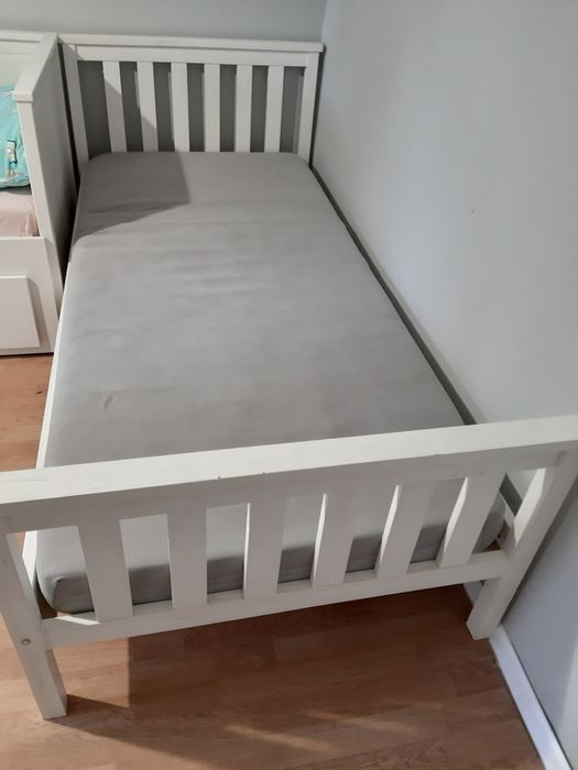 Białe łóżko z materacem 90x200
