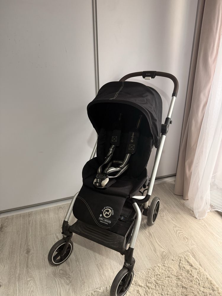 Czarny wozek-spacerówka Cybex