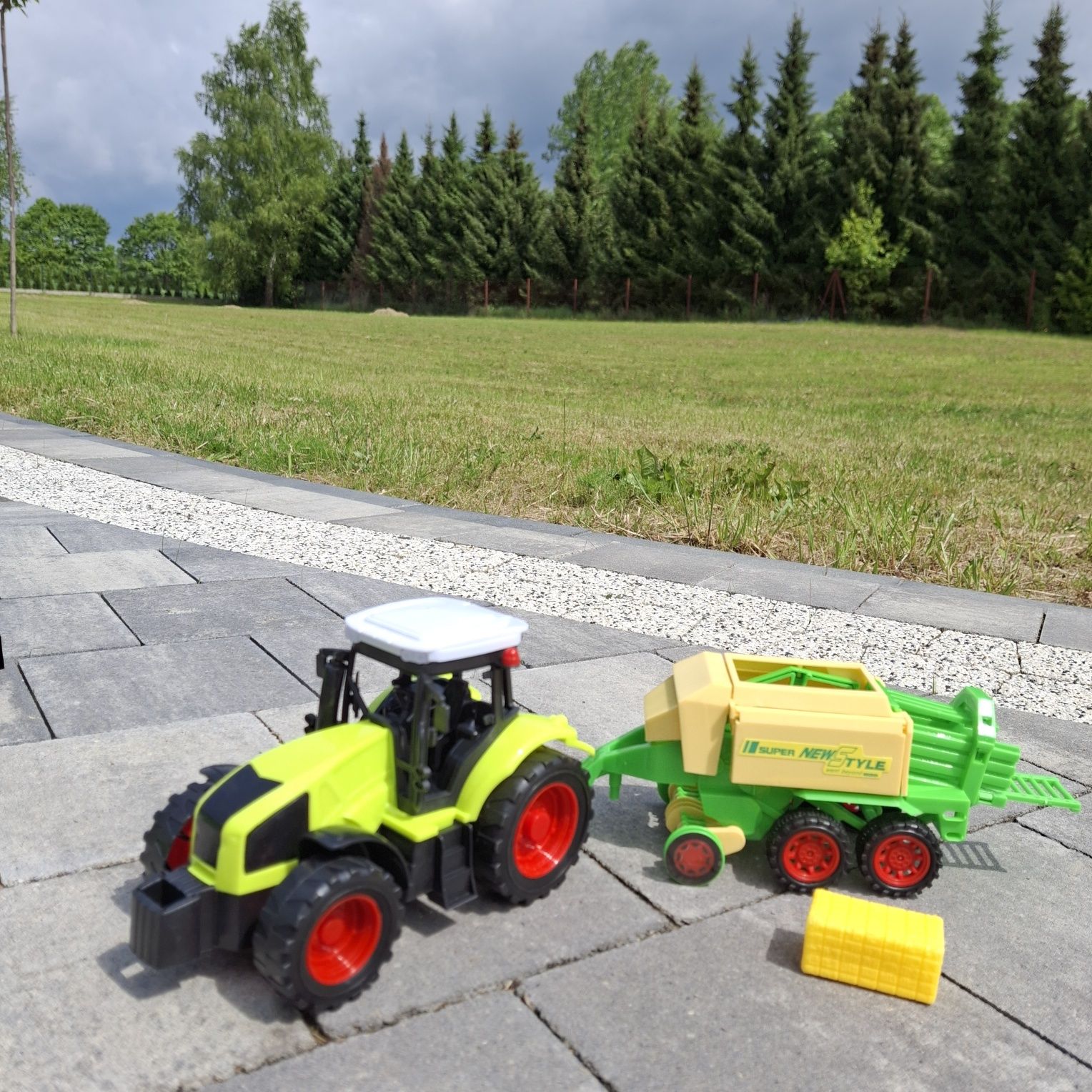 Traktor zabawka maszyna rolnicza