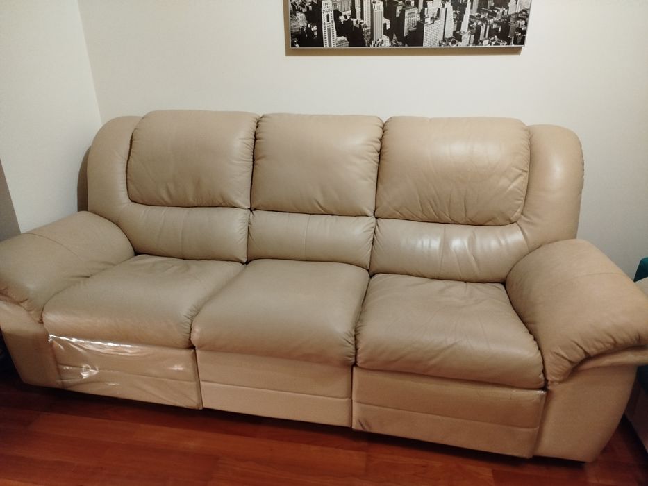 Sofá com relex em pele