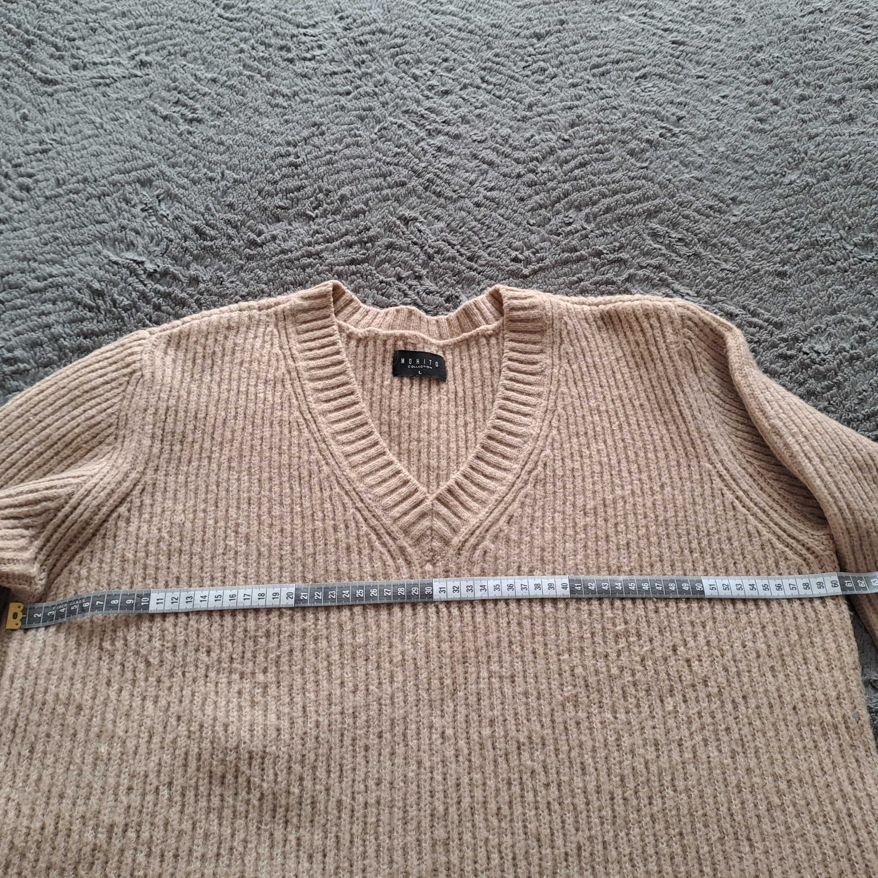 Sweter beżowy z dekoldem V.