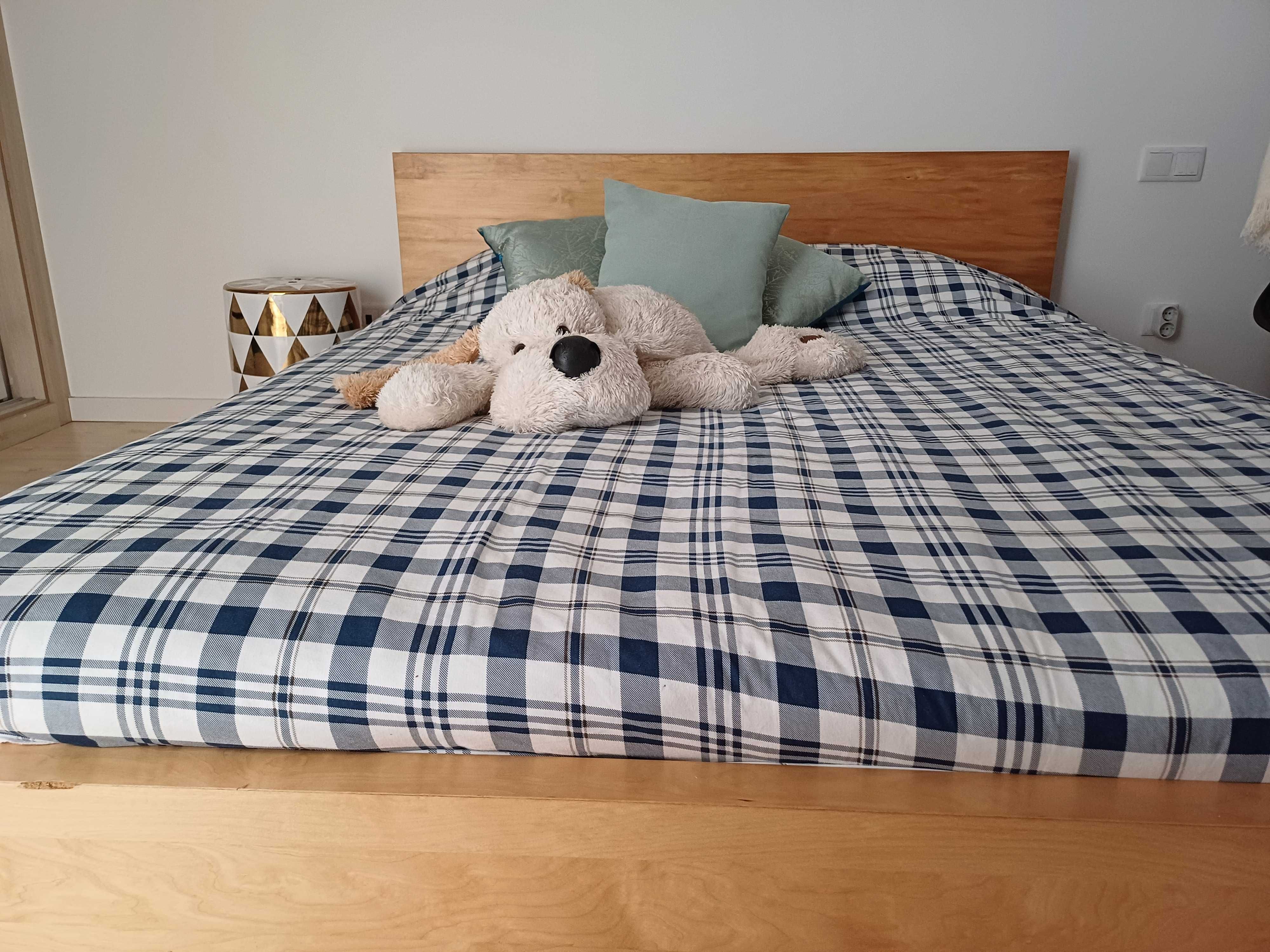 Quarto jovem com cama de casal, colchão e mesinha cabeceira