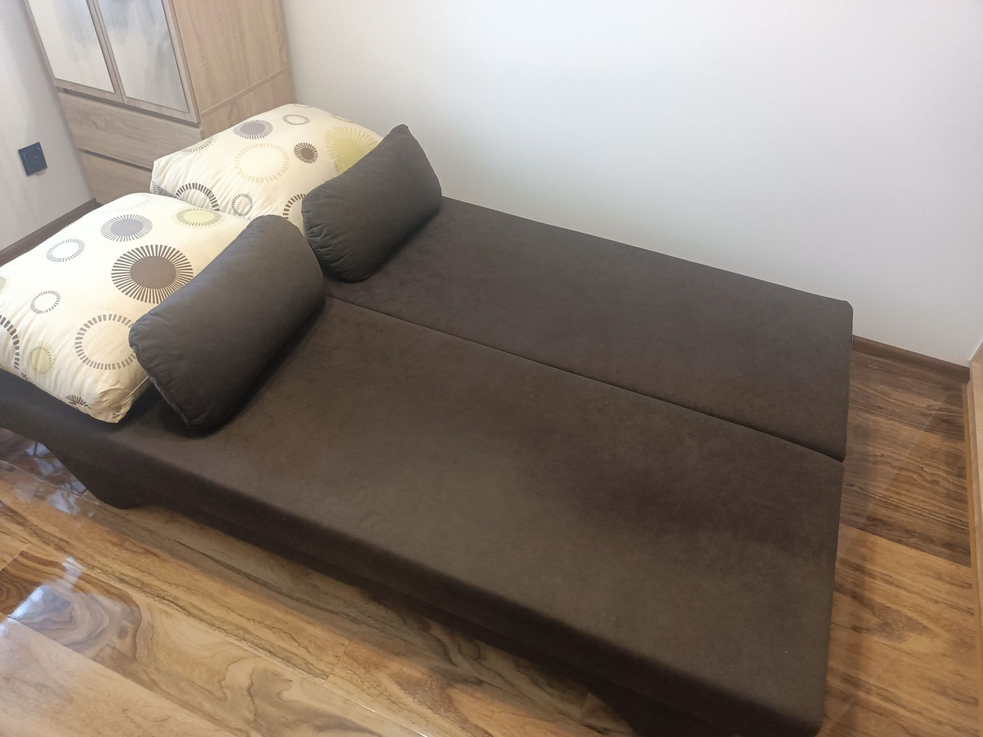Sofa/kanapa rozkładana z pojemnikiem na pościel