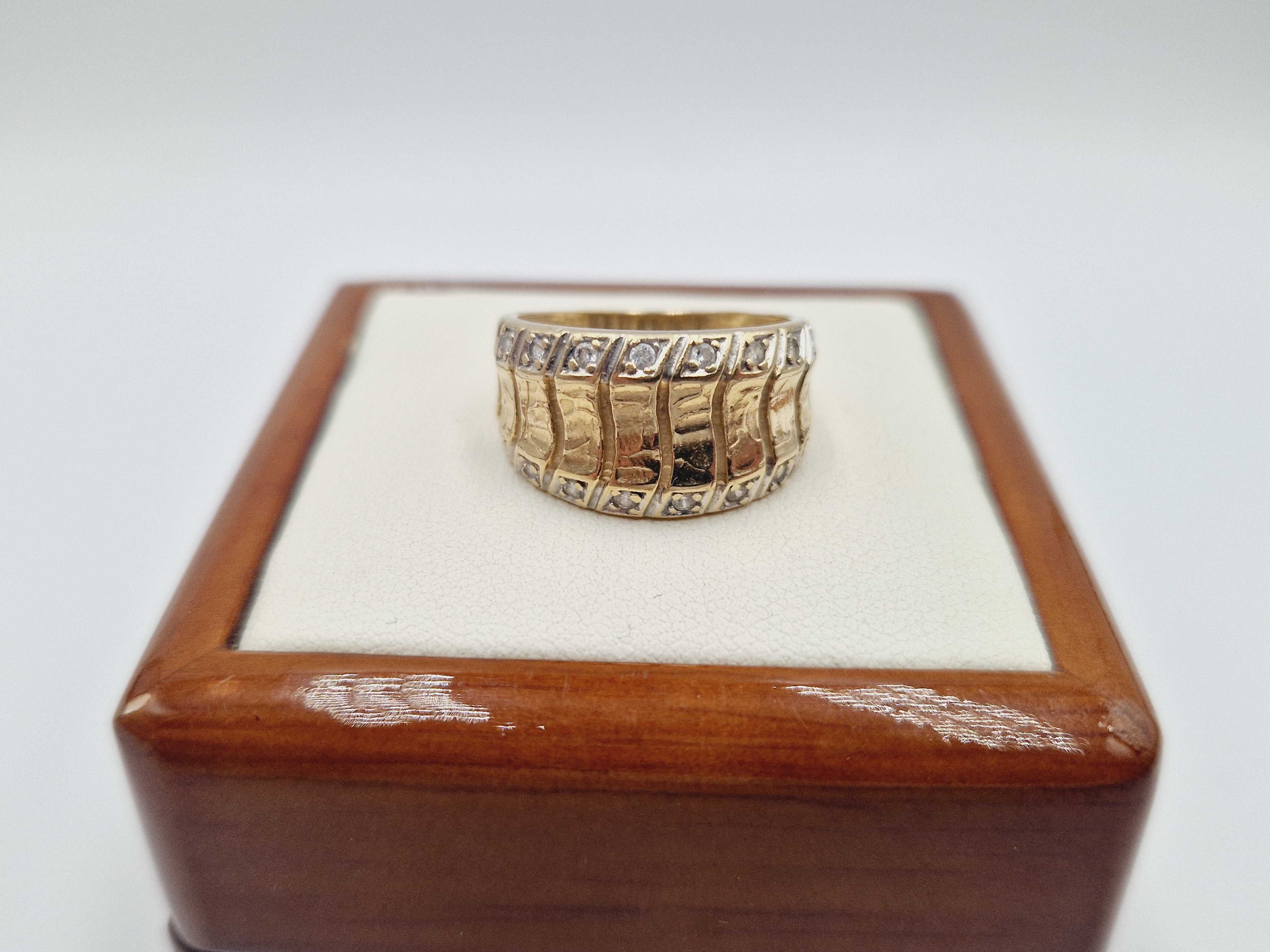Elegancki złoty pierścionek 4,46 g 585 14 R.15
