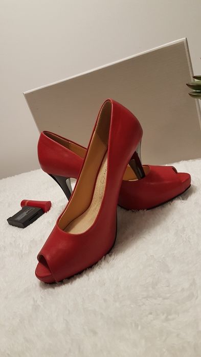 Klasyczne czerwone szpilki Sergio Leone 37