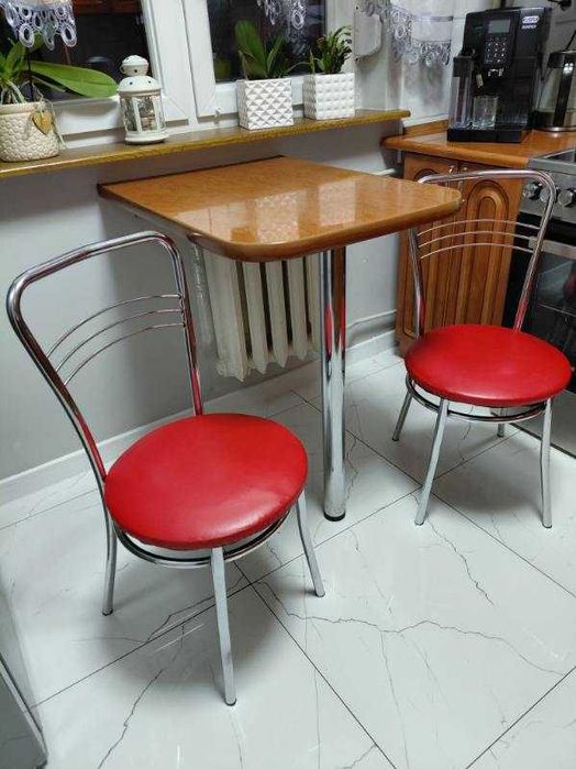 Komplet mebli kuchennych wraz z wyposażeniem.