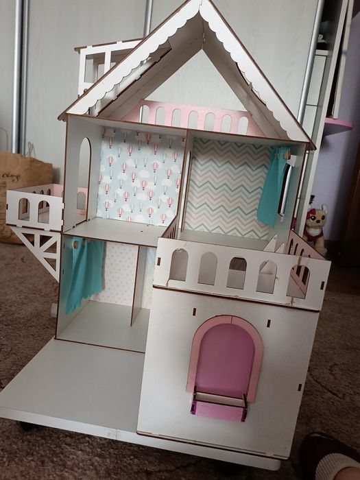 Ляльковий будинок з меблями