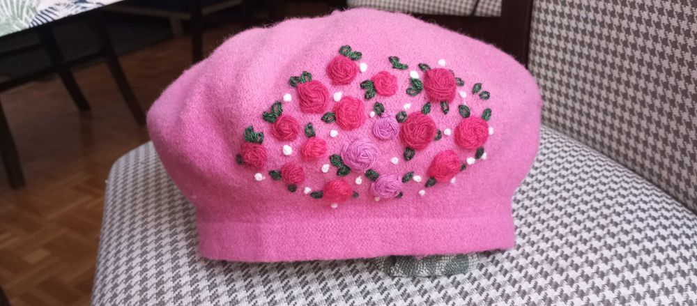 beret wyszywany ręcznie