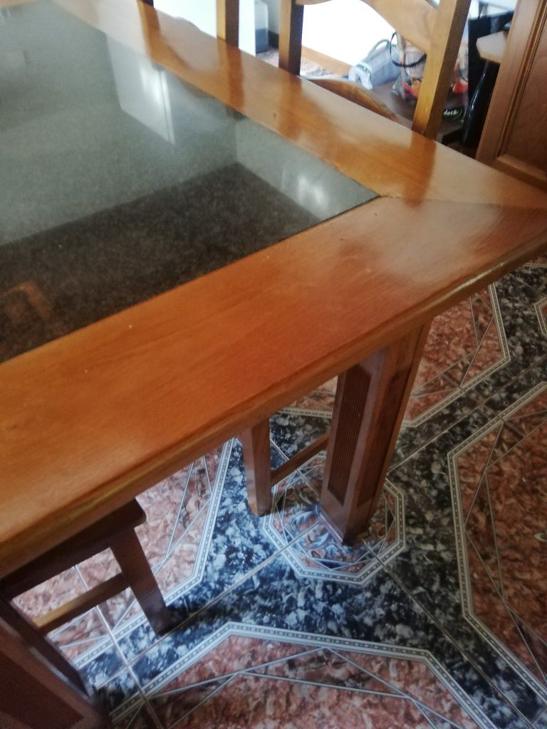 Mesa com tampo de pedra preta + cadeiras