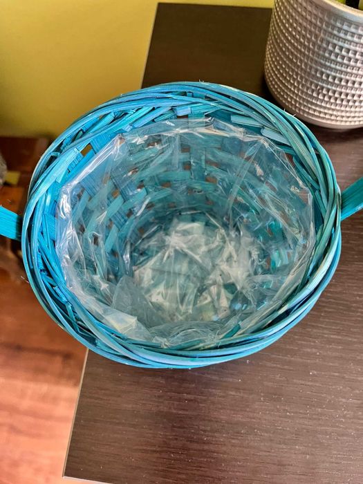 Koszyk w kolorze turkusowym.