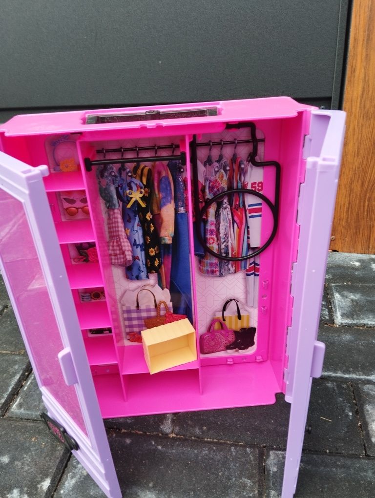 Szafa z lalkami, ubraniami Barbie