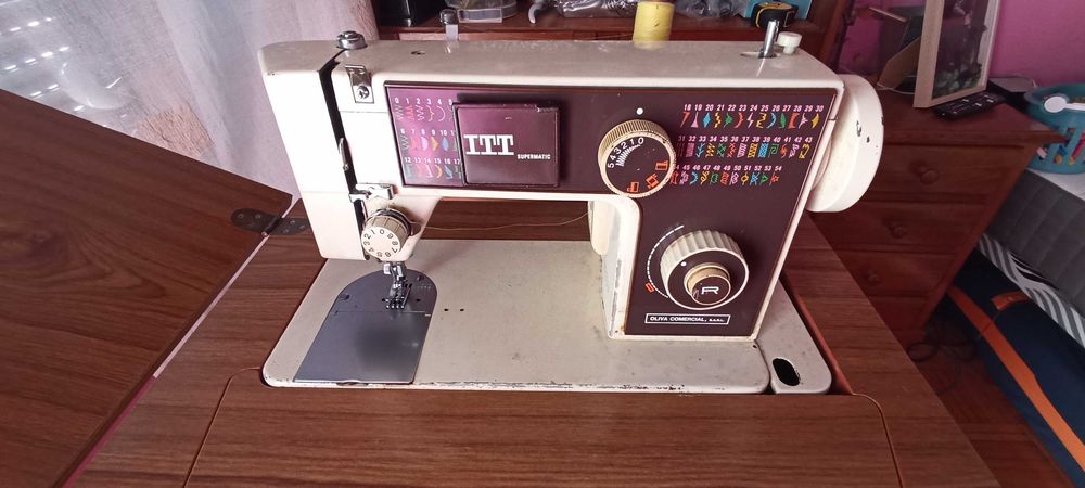 Maquina costura com movel elétrica