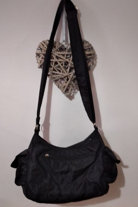 Carteira preta a tiracolo