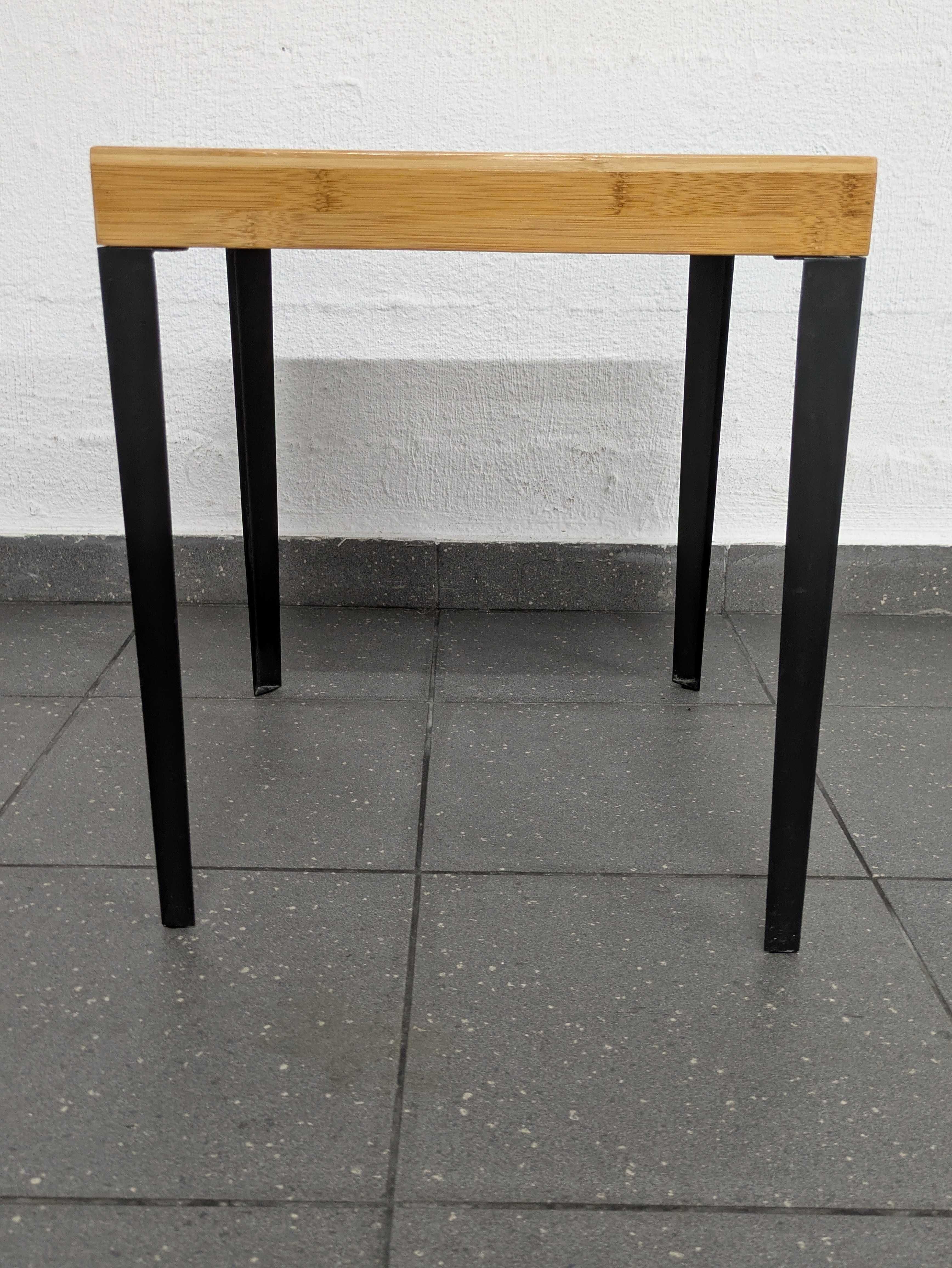 Mesa quadrada 40x40 'cms Como Nova