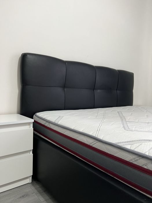 Ліжко двоспальне, чорного кольору з шікірзам.