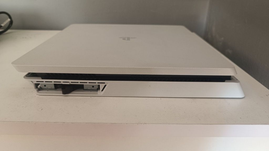 Biała PS4 slim + pad + 3 gry uszkodzona grafika