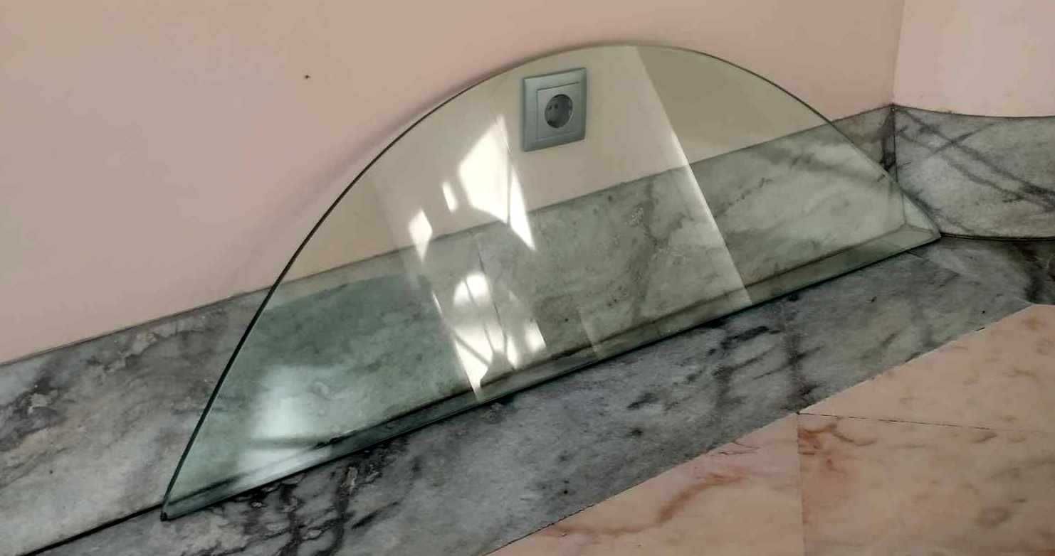 Vidro grosso com forma metade da lua