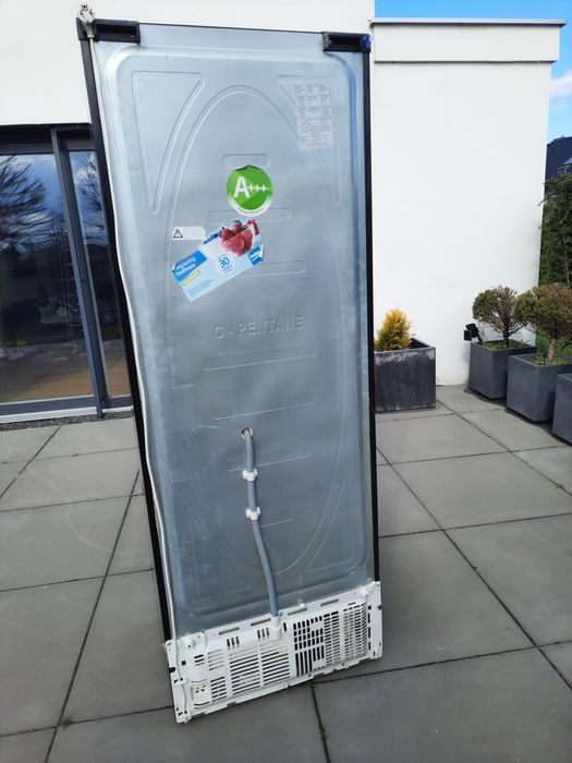 Czarna szklana lodowka Beko zamrazarka