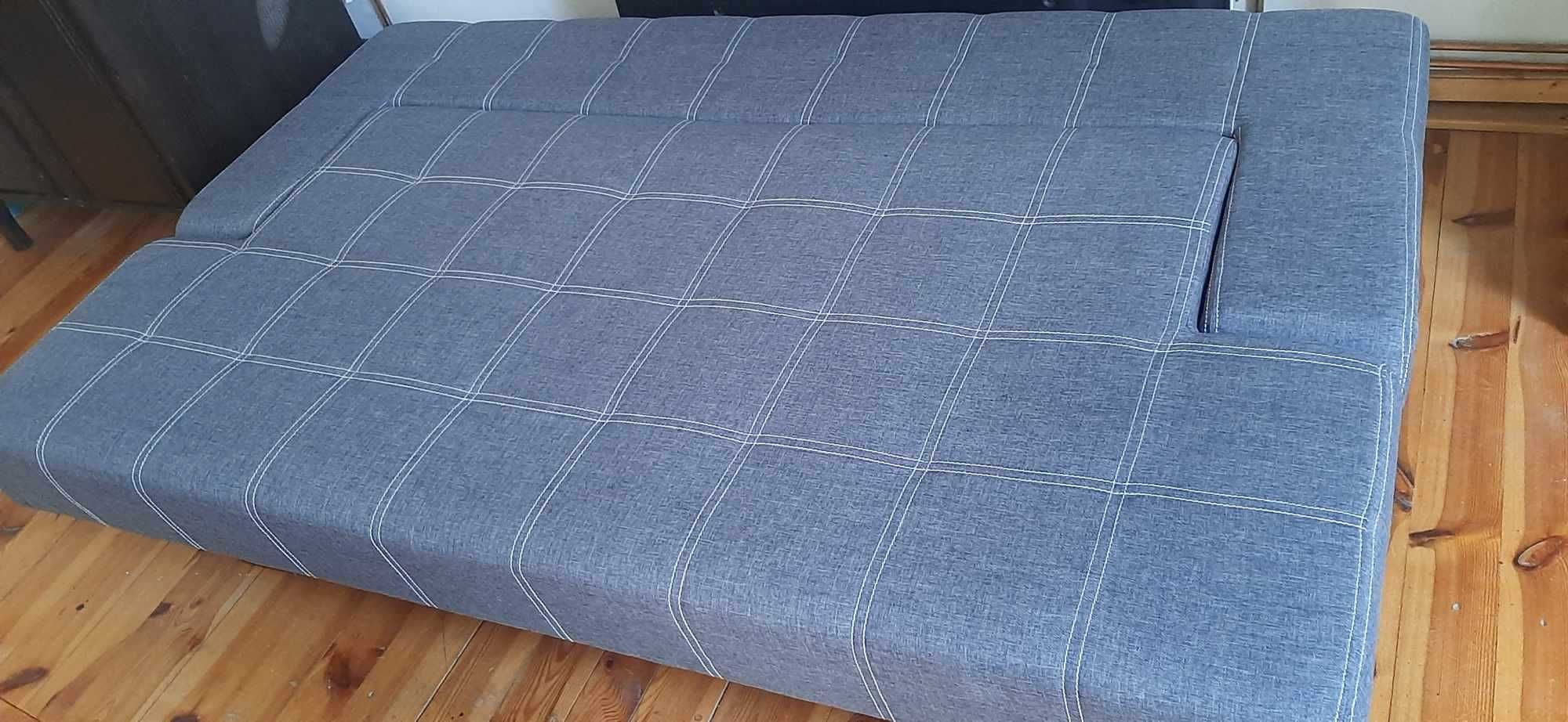 Oryginalna, bardzo wygodna sofa rozkładana z pojemnikiem na pościel