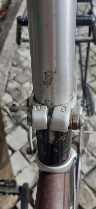 Bicicleta da marca KONA a merecer Restauro