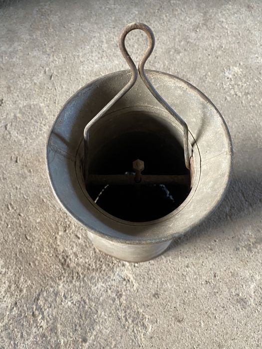 Comedouro antigo com duas peças