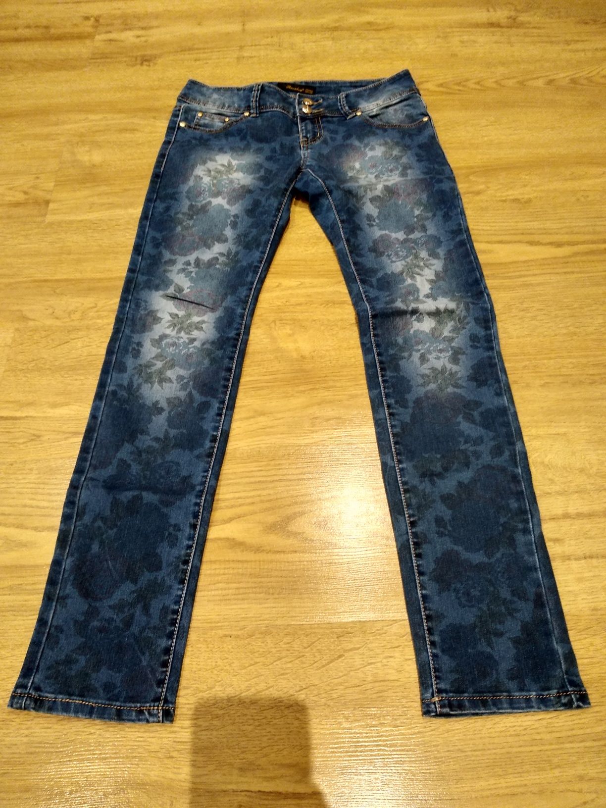 Spodnie jeansowe we wzorzyste kwiaty