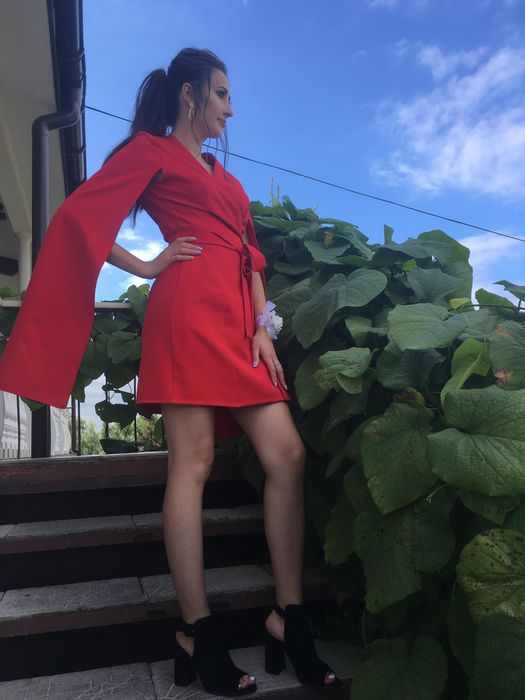 Червона сукня-піджак з відкритими рукавами