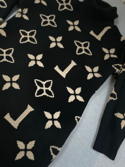 Ciepła dzianinowa sweterkowa sukienka z golfem