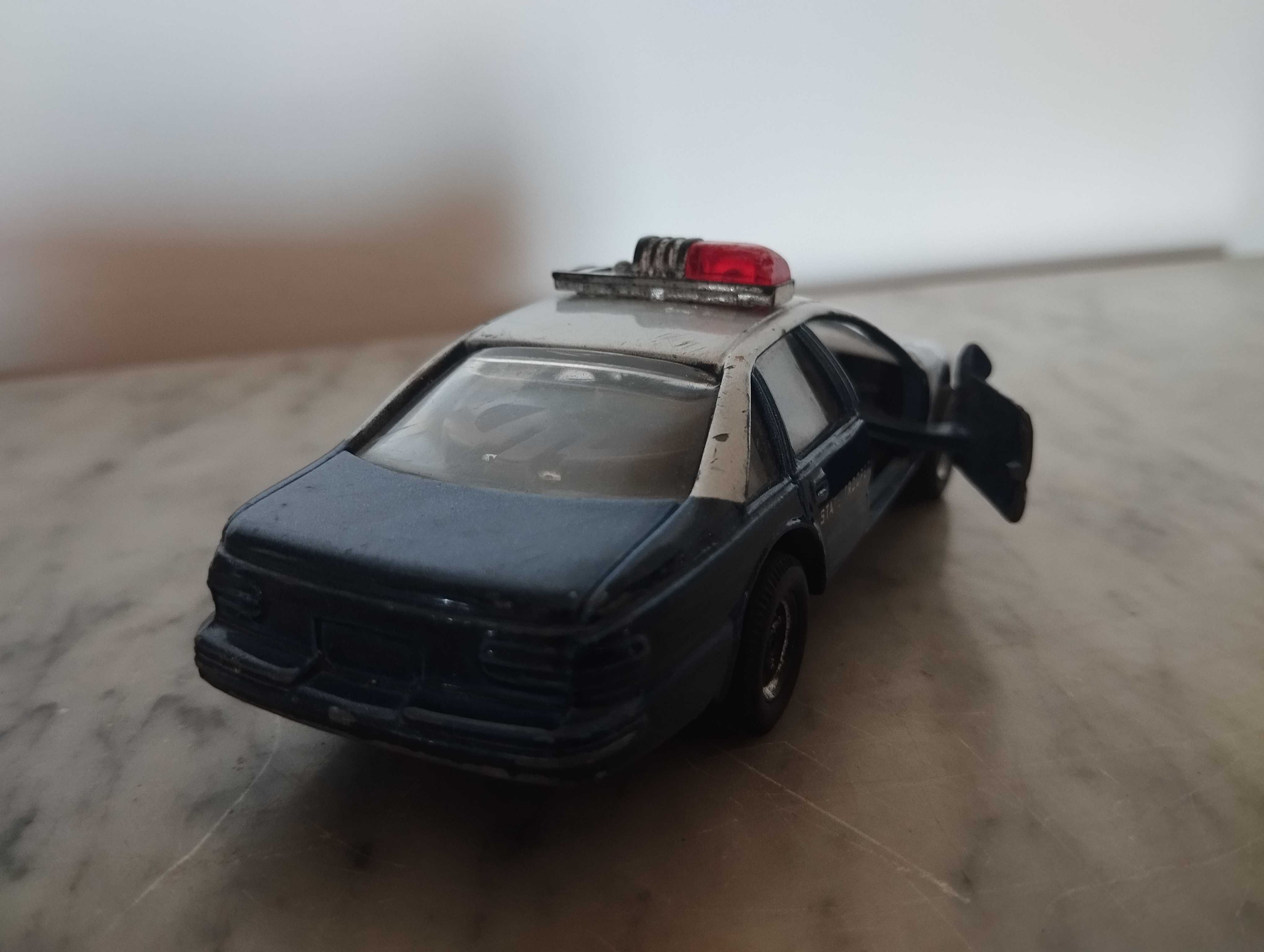 Carro da polícia colecionável.