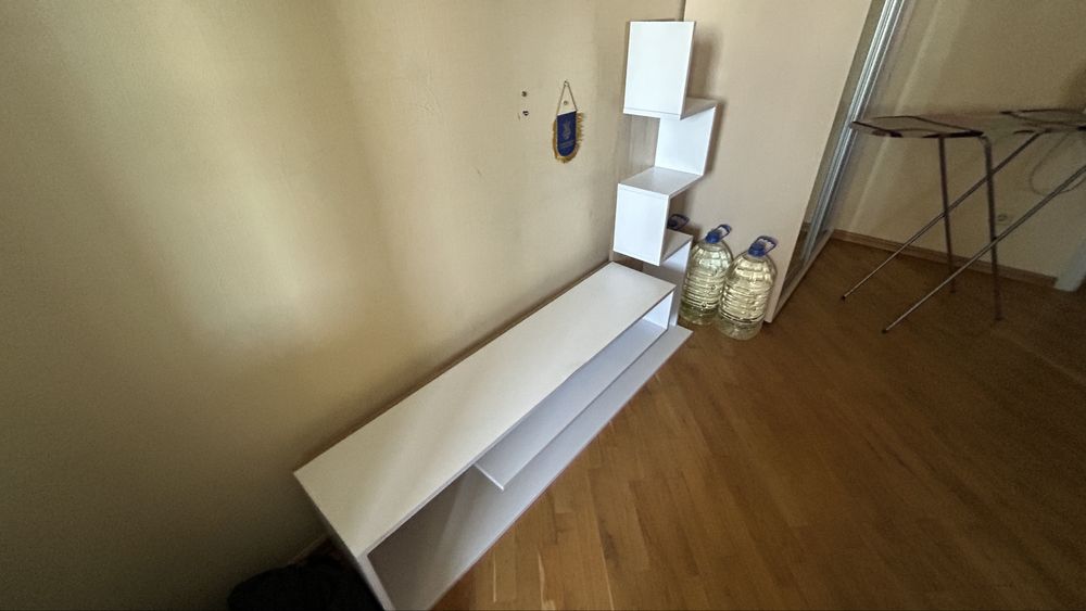 Полка под ТВ белого цвета.